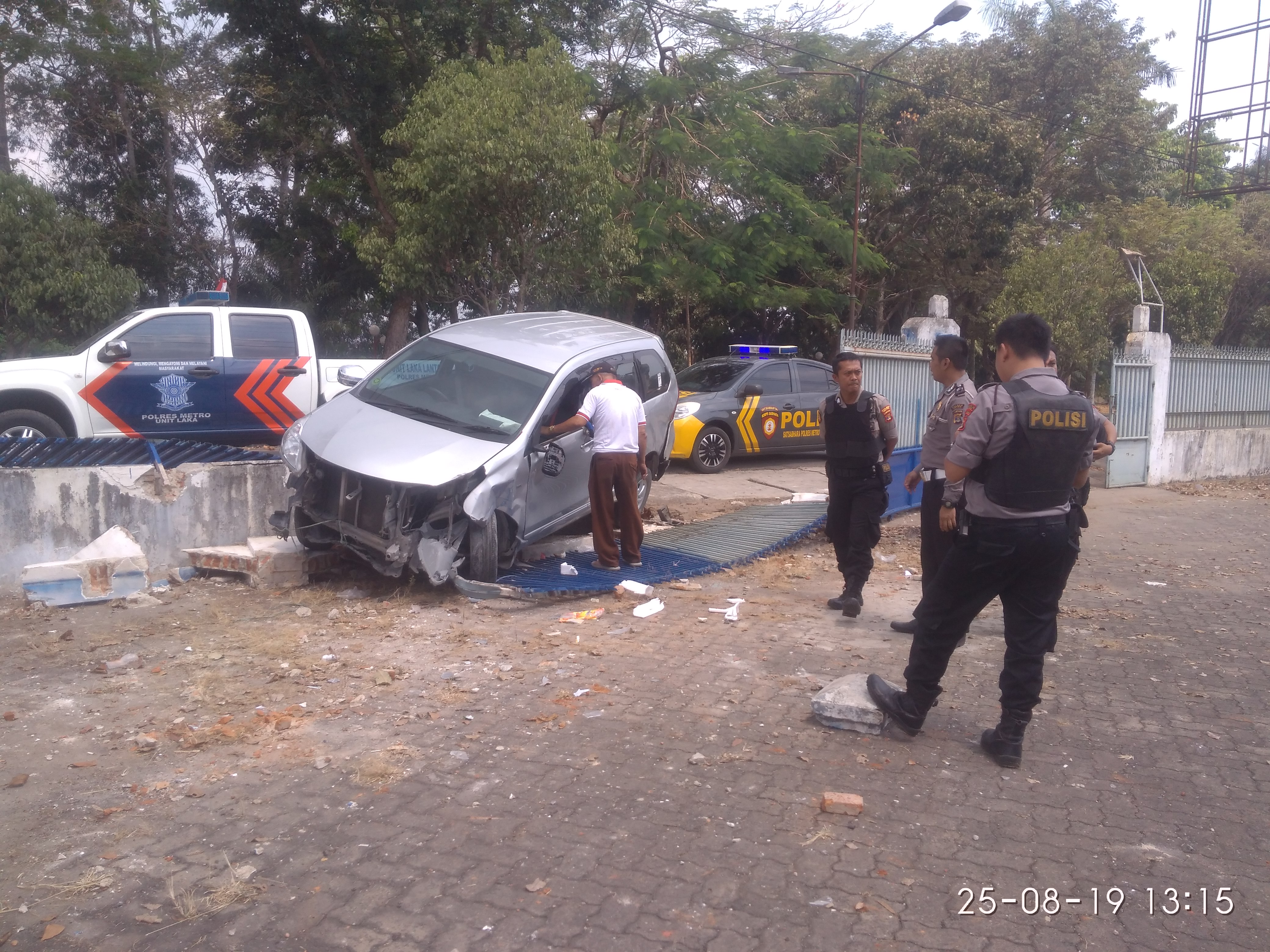 Mobil avanza terlibat kecelakaan tunggal