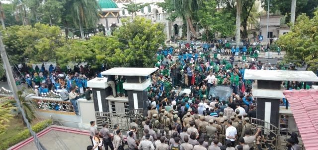 HMI dan AMM gelar Unras di gedung Pemkot Metro