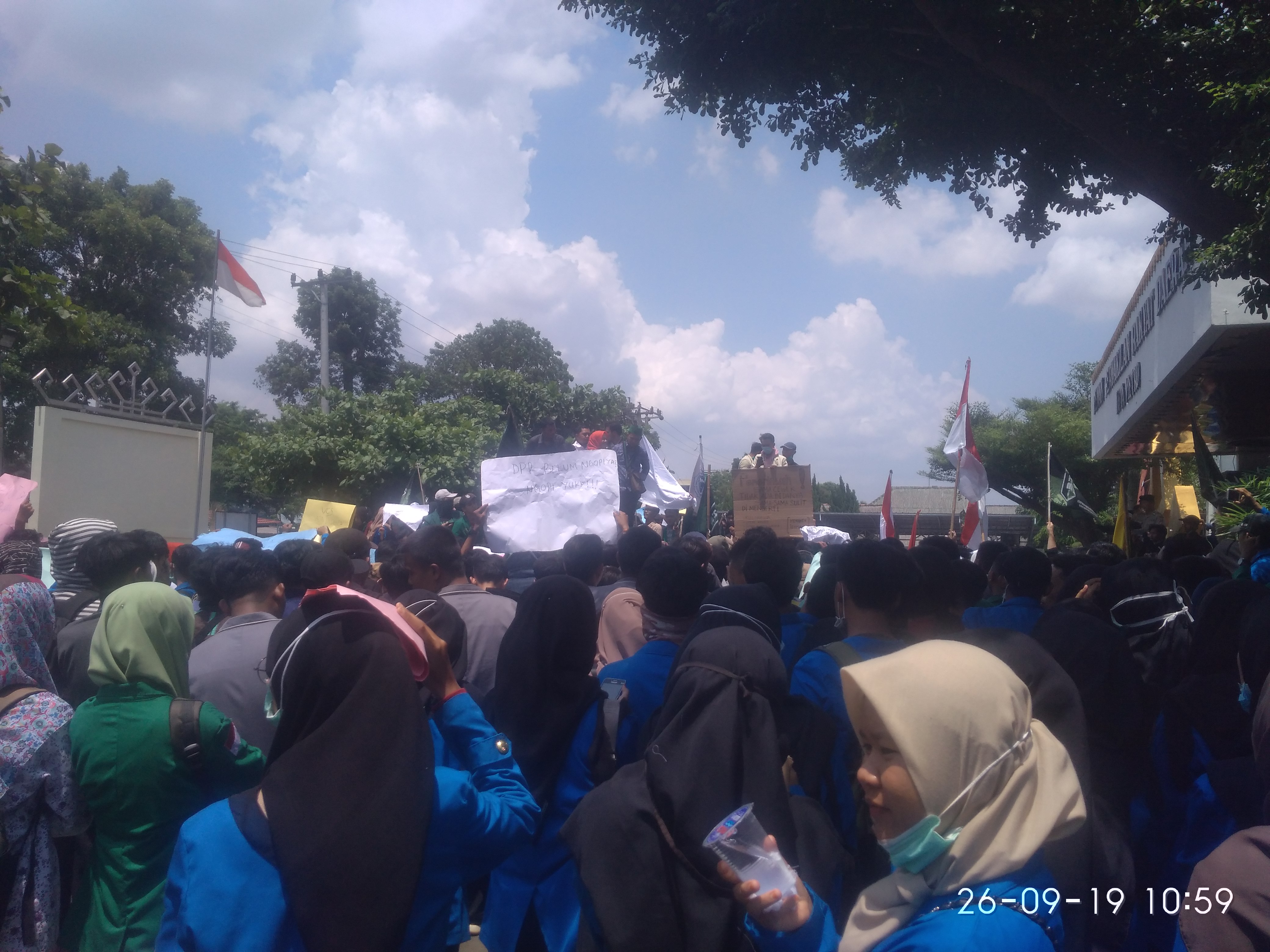 HMI dan Aliansi Mahasiswa gabungan melakukan Unras