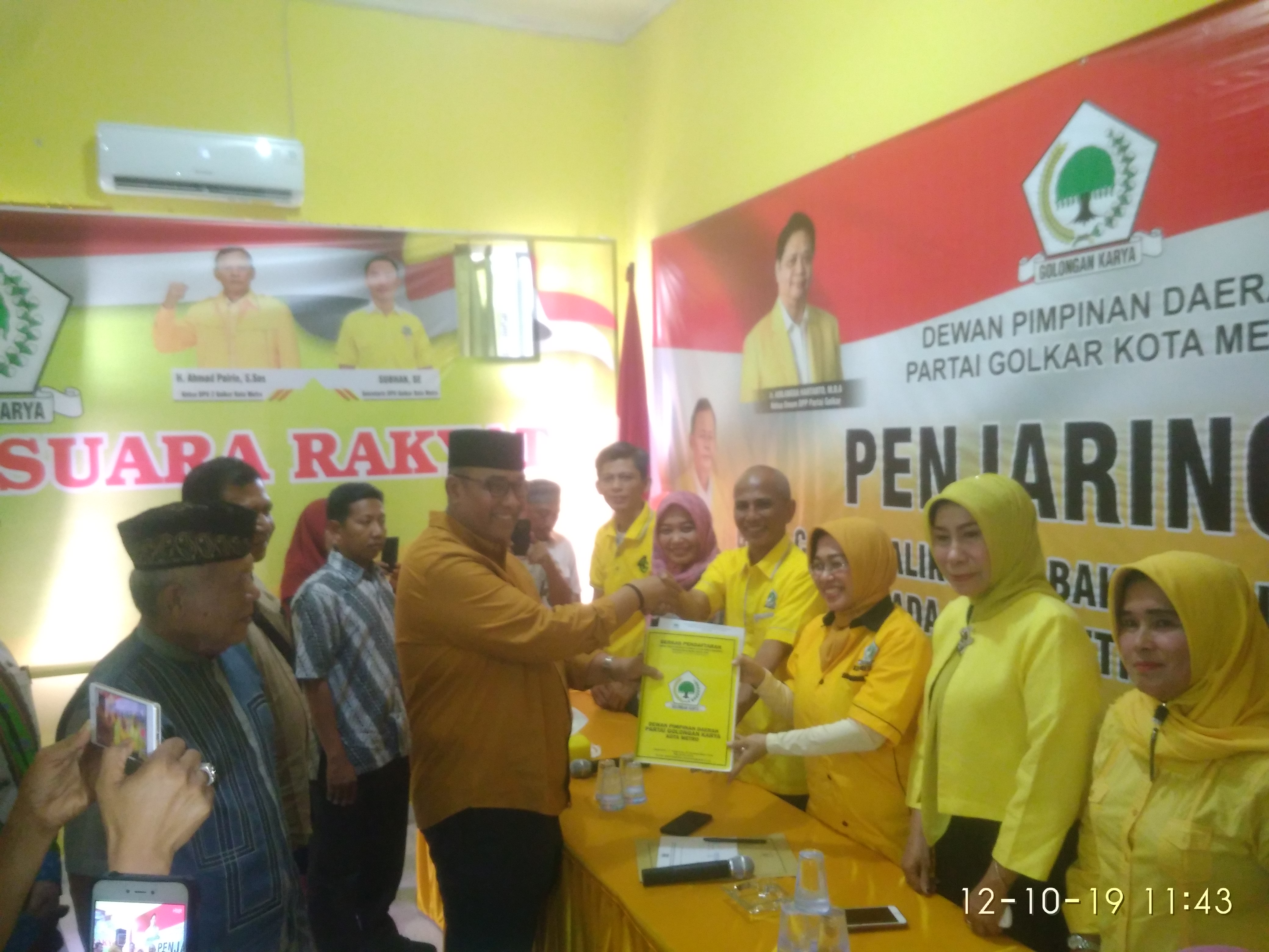 Andi Surya kembalikan berkas ke Golkar di dampingi relawan