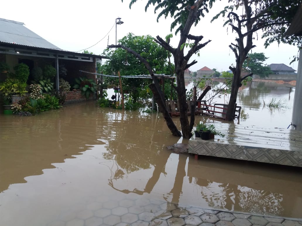 Akibat hujan deras, sebagian wilayah perumnas waykandis terendam banjir