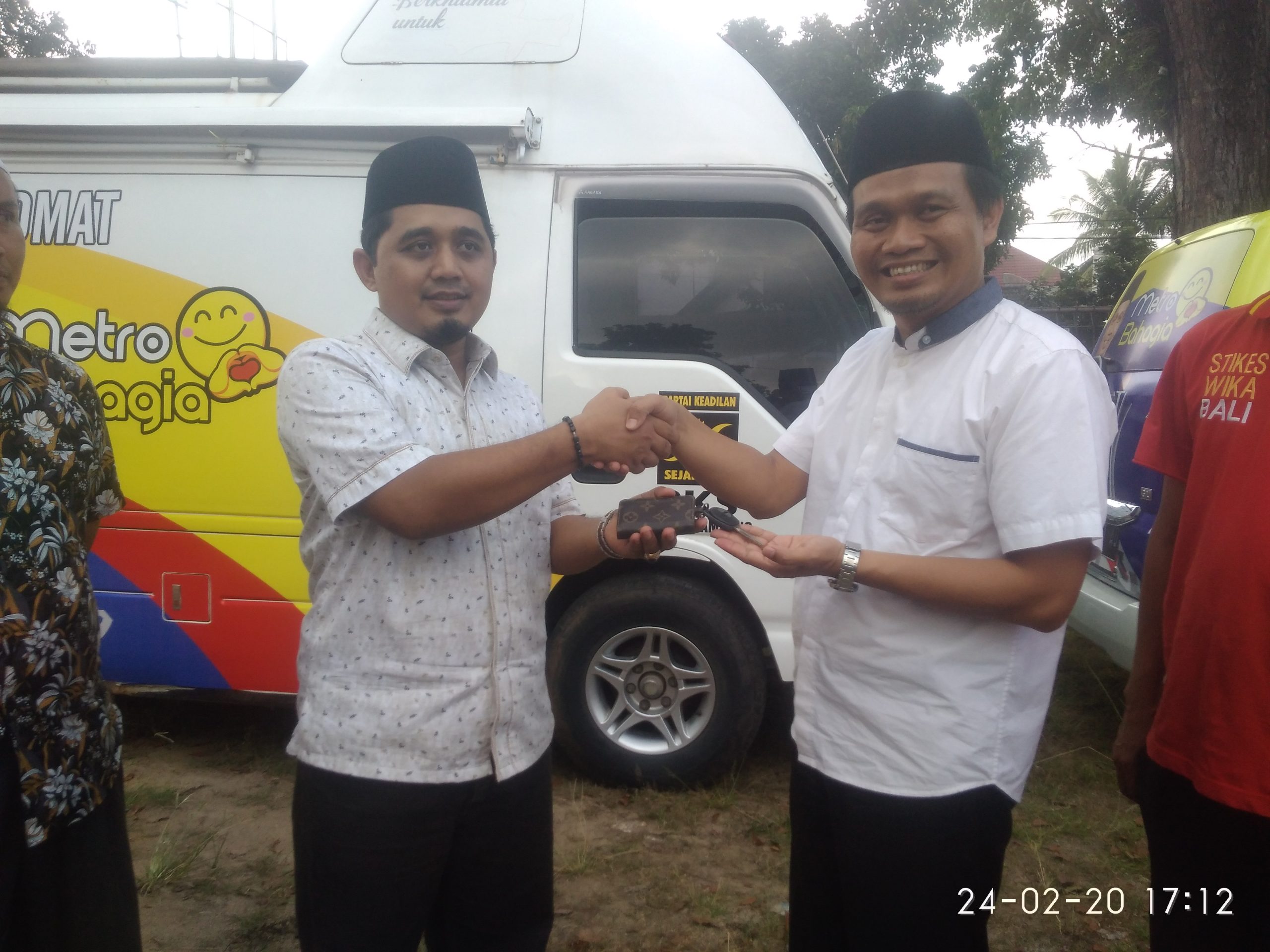 Ahmad mufti salim berikan bantuan mobil kepada PKS untuk metro bahagia