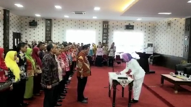 Winarti Kukuhkan tim TPAKD tulang bawang