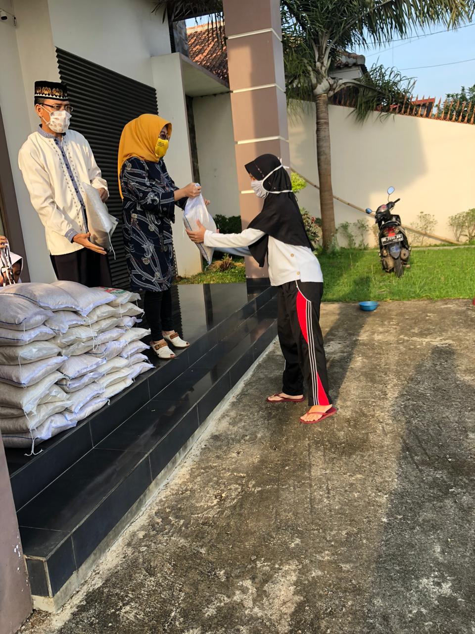 Jum’at berkah, Kun Komaryati berbagi rezeki dengan masyarakat