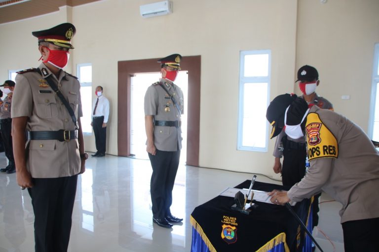 Kapolres Metro pimpin upacara sertijab Wakapolres