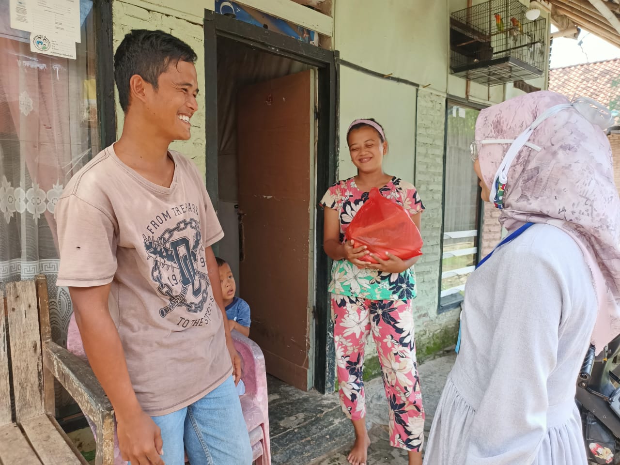 Anna – Fritz berikan bantuan kepada warga