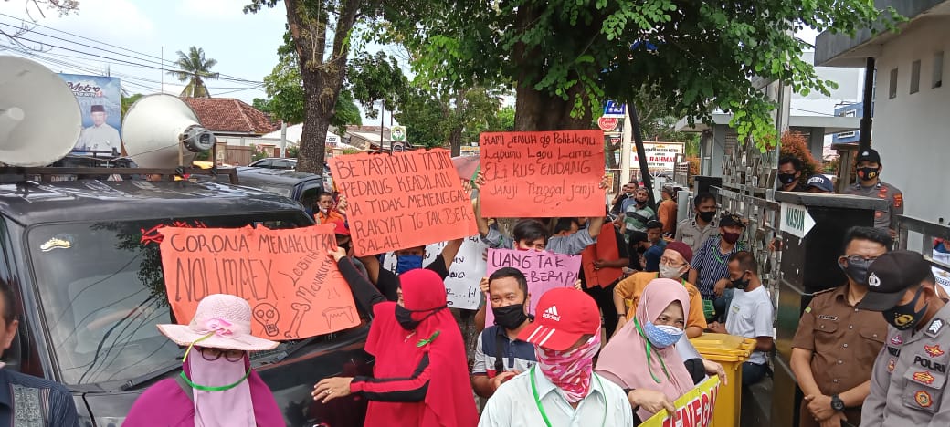 Tolak Pembangunan Pagar Pembatas, PKL Pasar Shopping Gelar Unjuk Rasa