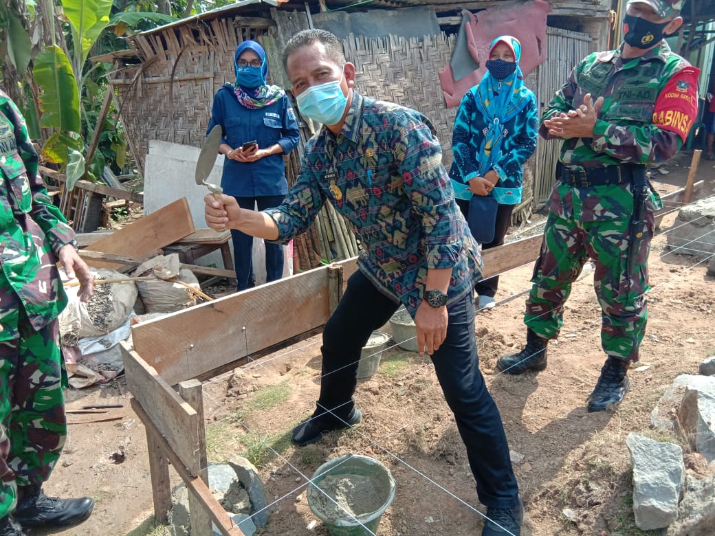 Dinas Sosial Kota Metro Salurkan Bantuan Program RTLH