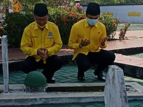 Peringati HUT ke-56, Golkar Metro Ziarah ke Makam Pahlawan