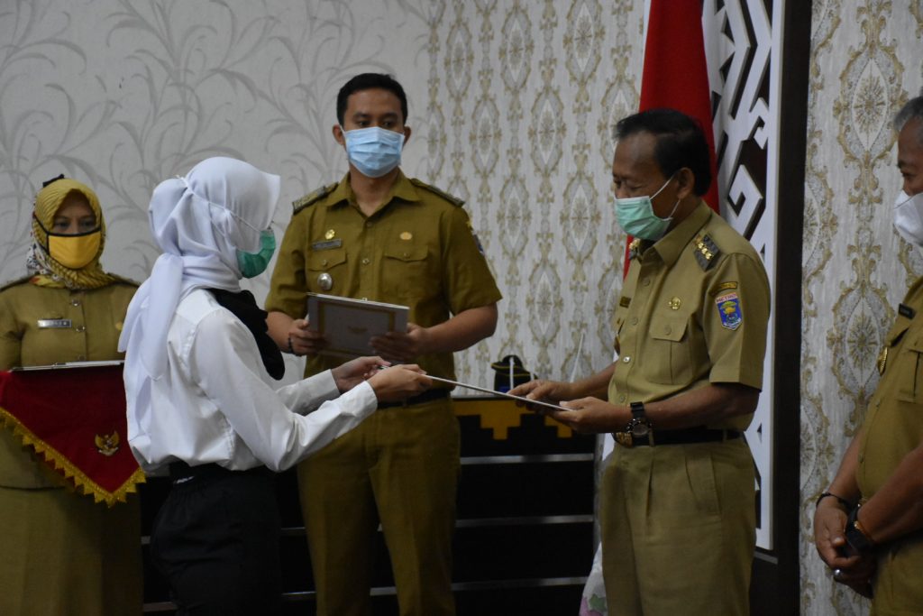 Walikota Metro Serahkan Ratusan SK CPNS