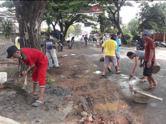 Jalan Tak Kunjung Diperbaiki, Warga Tejoagung Swadaya Tambal Seadanya