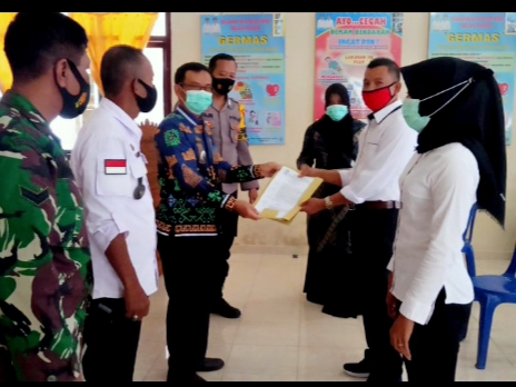 Camat Metro Timur Serahkan SK Ketua RT dan RW Kelurahan Tejoagung