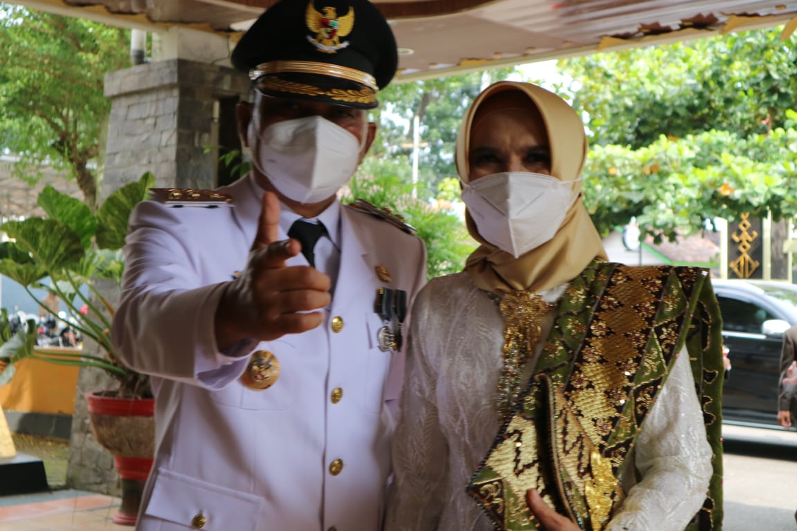 Usai Dilantik Wakil Walikota Metro, Berziarah Ke Makam Orang Tua