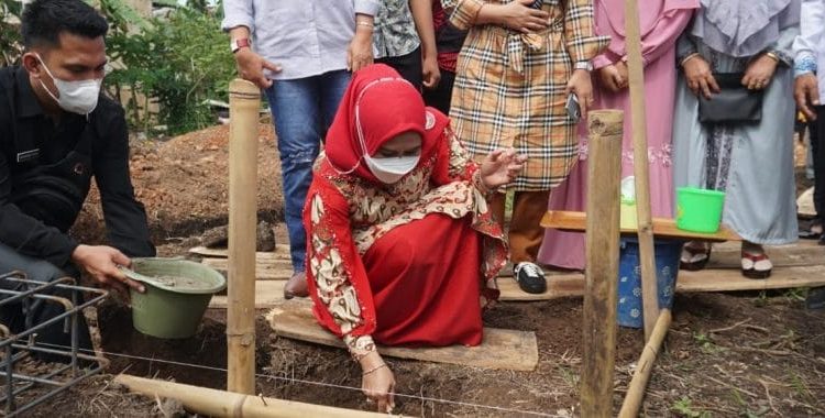 Ketua TP PKK Lamsel Letakkan Batu Pertama Pembangunan Gedung Pendidikan Alim Nur Rohman