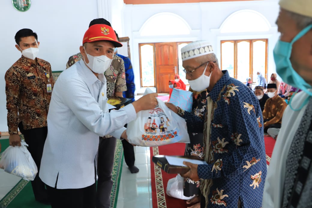 Pemkab Lambar Serahkan Bantuan Bagi Guru Honorer dan Marbot