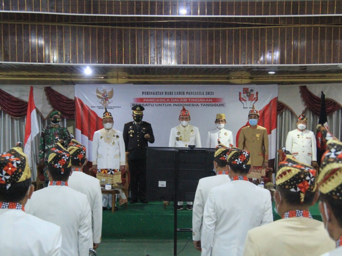 Kenakan Pakaian Sai Batin, Pemkab Lambar Ikuti Upacara Virtual Hari Lahir Pancasila