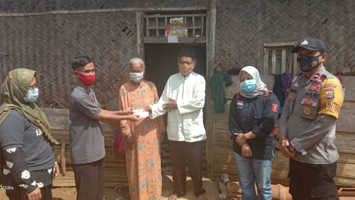 Salurkan BLT-DD Tahap Tiga Pekon Muara Baru Fokus Pada Lansia