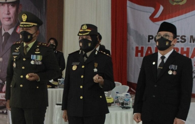 Kapolri Berikan Metro Penghargaan PPKM Mikro Terbaik Zona Sumatera