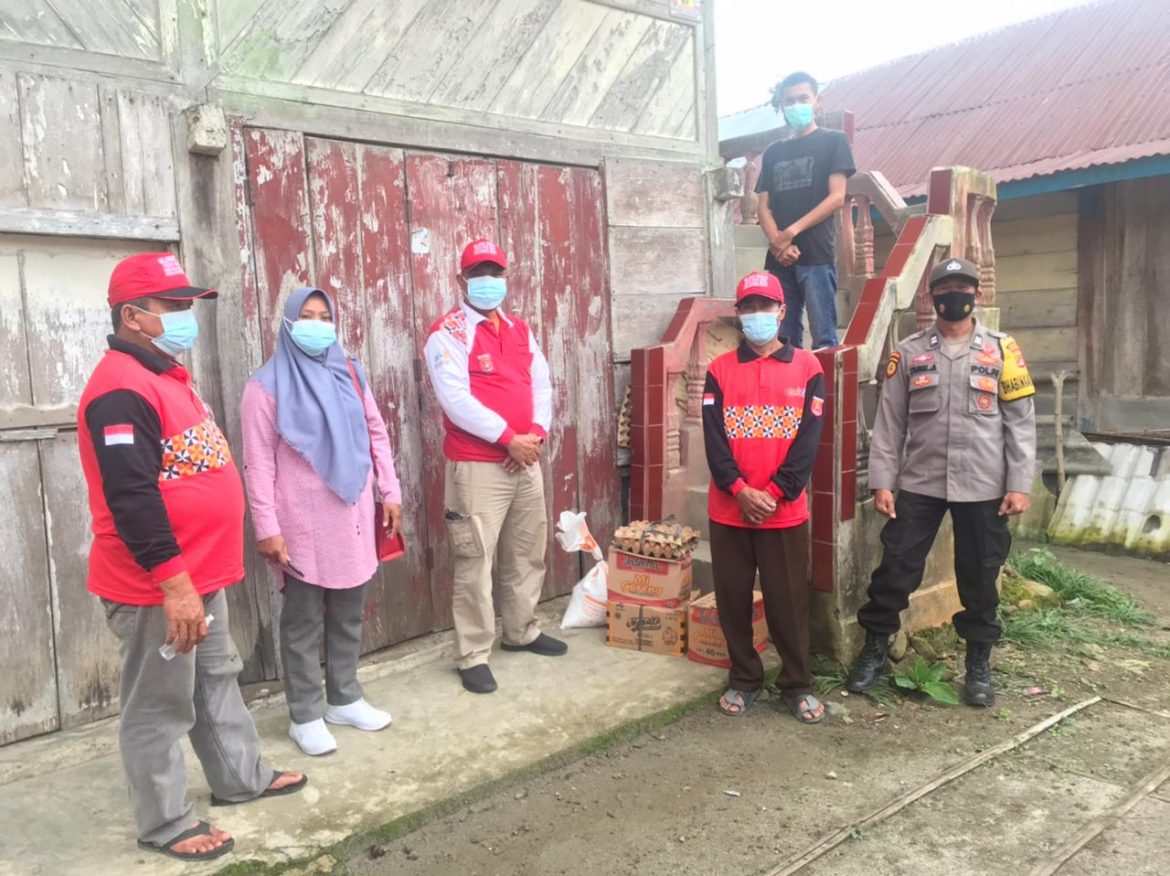Warga Isolasi Mandiri, Peratin Tapak Siring Salurkan Bantuan Sembako