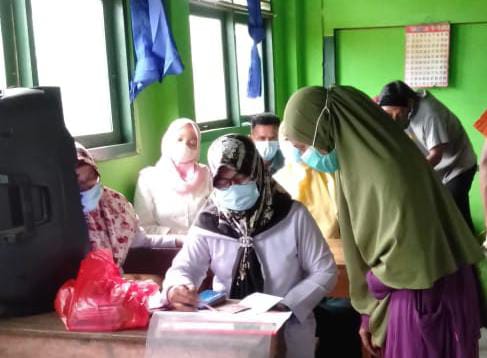 Kepsek SD N 1 Sri Budaya Bagikan Bantuan PIP Sesuai Prokes