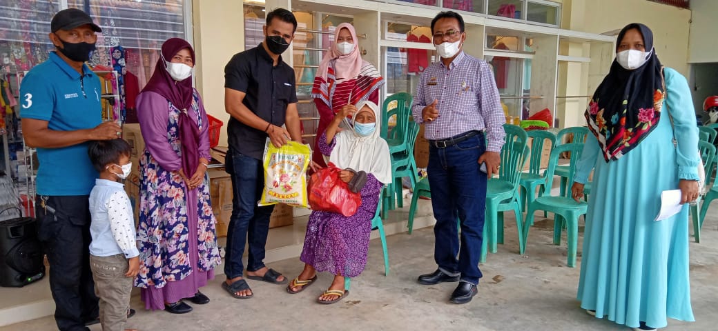 Toko Lutfi Grosir Bagikan Sembako Kepada Warga