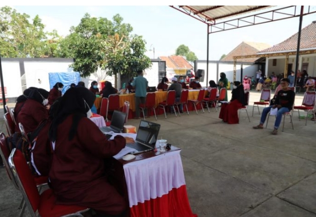 Bupati Lambar Hadiri Vaksinasi di Pekon Purawiwitan