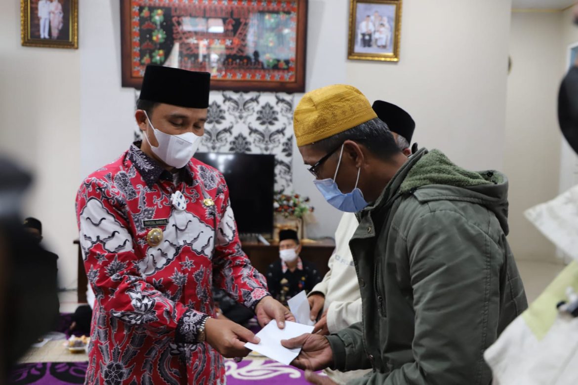 Parosil Serahkan Insentif Bagi Guru Ngaji, Marbot dan Imam Masjid