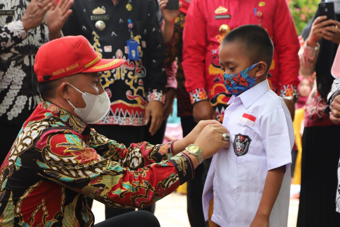 Pemkab Lampung barat Bagikan Seragam Sekolah Gratis