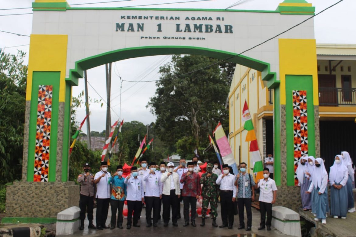 Kakanwil Provinsi Lampung Resmikan Gapura MAN 1 Lambar