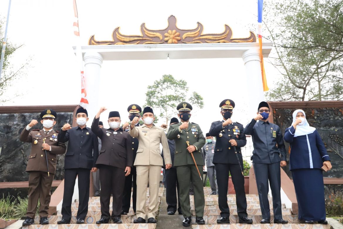 Peringati Hari Pahlawan, Pemkab Lambar Gelar Upacara dan Tabur Bunga