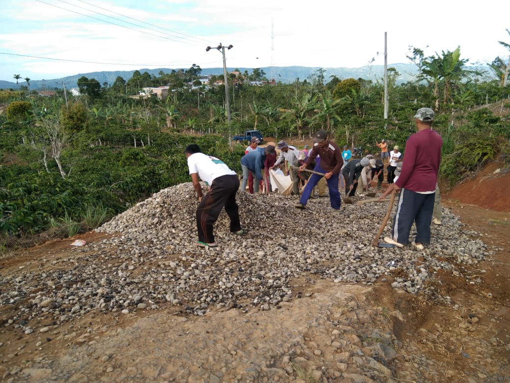 Warga Pekon Atar Bawang Lakukan Gotong Royong