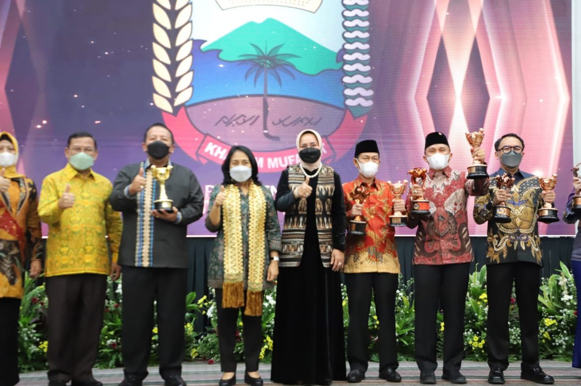 Bupati Lampung Barat Terima Penghargaan Dari Menteri PPPA