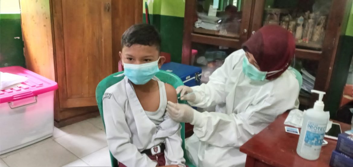 Ratusan Siswa SDN 8 Metro Timur Ikuti Vaksinasi
