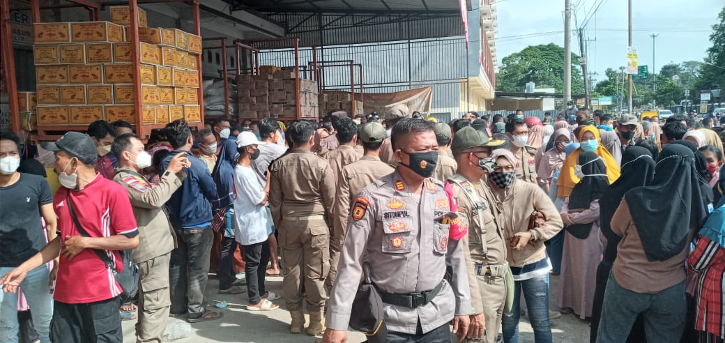 Kapolsek Metro Timur Bubarkan Kerumunan Warga Antri Minyak Goreng