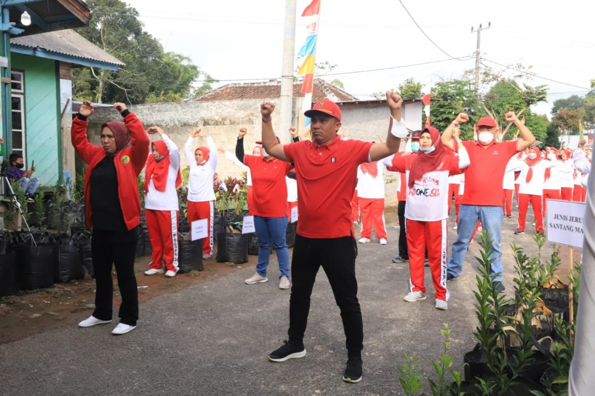 Bupati Lambar Ikuti Senam di Kelurahan Way Mengaku