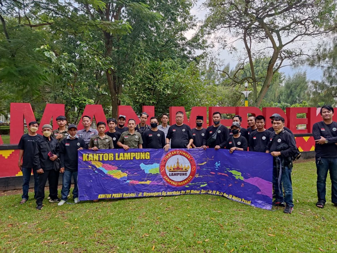 Dibawah Guyuran Hujan, Pemuda Lampung di Metro Berbagi Takjil