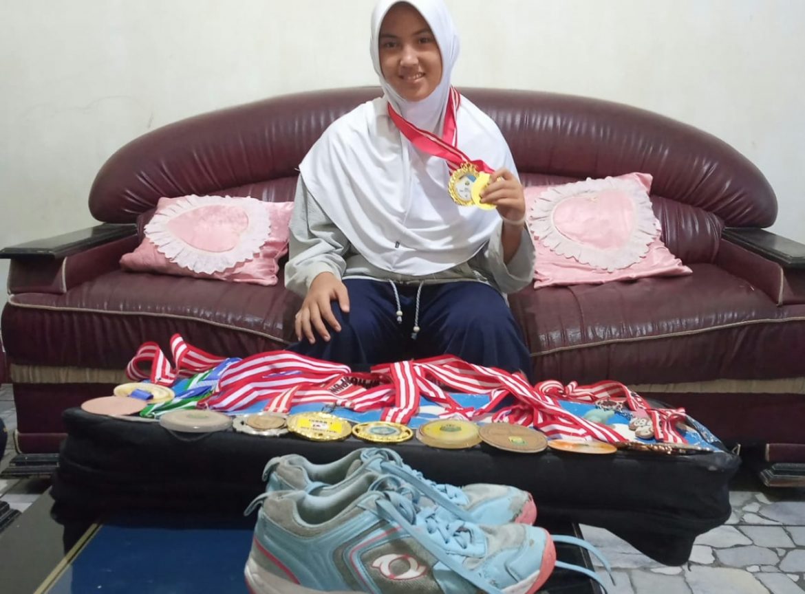 Dengan Kondisi Seadaanya, Chika Ikuti Kejuaraan Badminton Piala Presiden