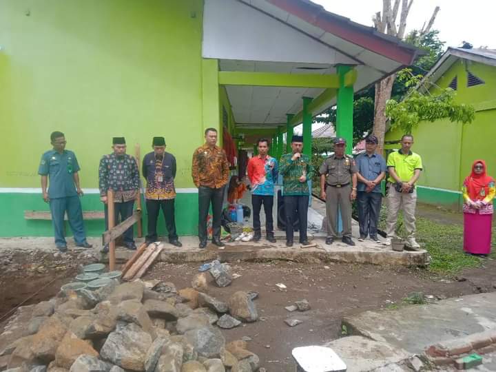 Kepala Kemenag Lambar Letakkan Batu Pertama Pembangunan Masjid MAN 1