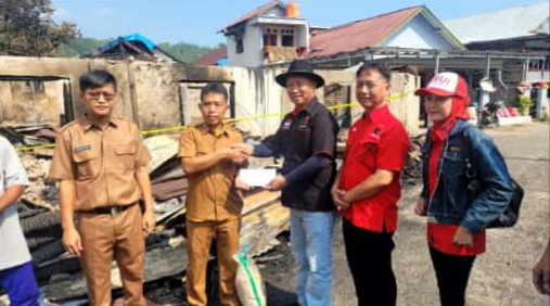 Muklis Basri Berikan Bantuan Korban Kebakaran