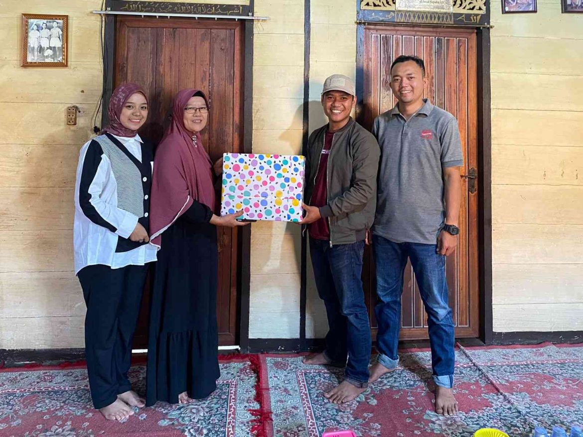 Alumni SDN Sebarus Berikan Bantuan Korban Kebakaran