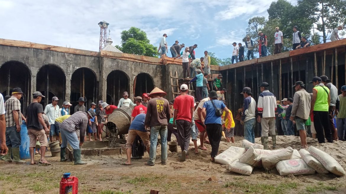 Warga Pekon Bakhu Gotong royong Pembangunan Masjid AL-Mubarokah 1