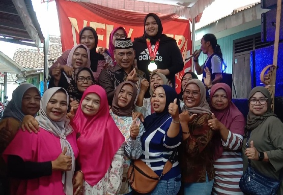 Mubaraq Berikan Uang Pembinaan Kepada Atlet Metro Peraih Emas PON