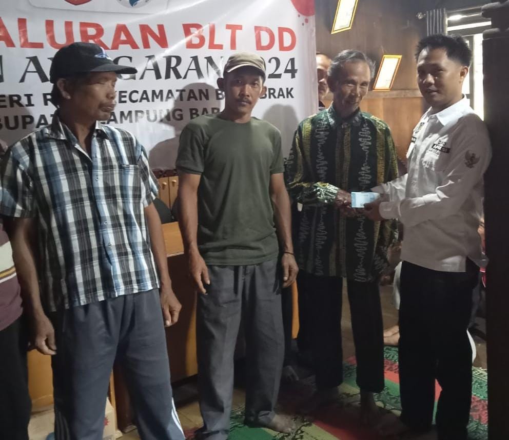 Peratin Pekon Negeri Ratu Bagikan BLT-DD