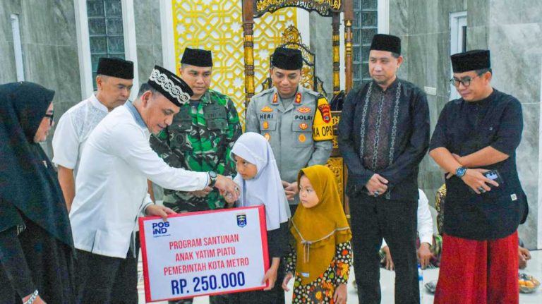 Walikota Metro Berikan Bantuan Ke Masjid Taqwa Margodadi