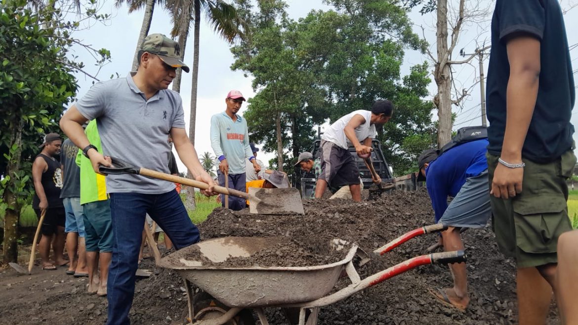 Usai Gotong Royong, Walikota dan Warga Rejomulyo Makan Siang Bersama