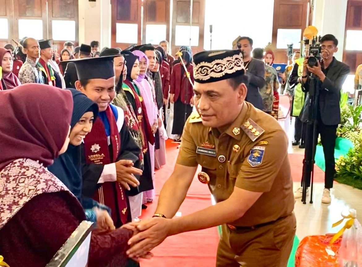 Walikota Metro Hadiri Wisuda Unisla