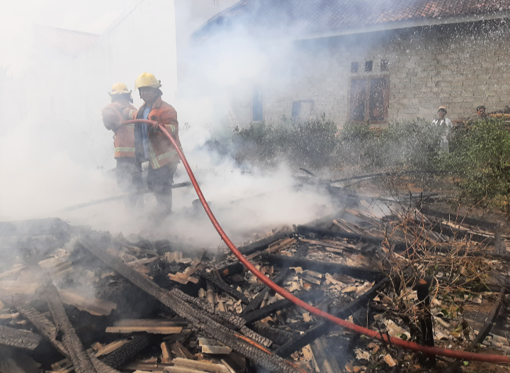 Satu Rumah Semi Permanen Ludes Dilalap Api