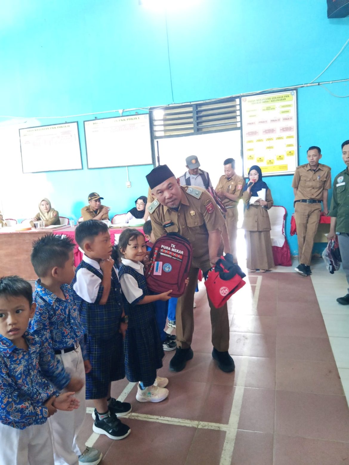 Pekon Puramekar Bagikan Kaos Dan Tas Sekolah Gratis
