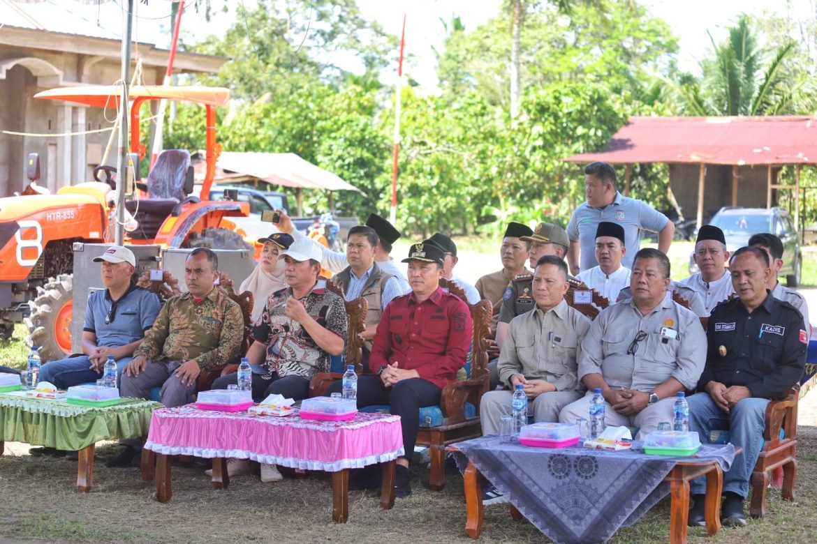 Parosil Serahkan Alsintan Untuk Petani