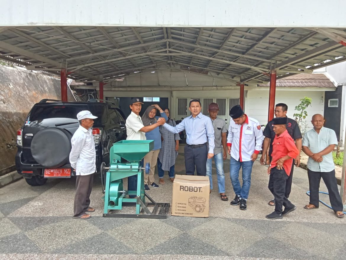 Ketua LPM Lampung Barat Serahkan Bantuan Mesin Penggiling Kopi dan Terpal